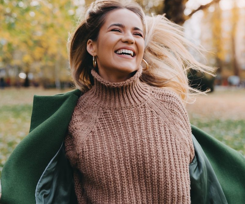 Smiling woman outdoors with bright, expressive eyes and natural elegance inspired by pop icon style aesthetics – Eyes Taylor Swift