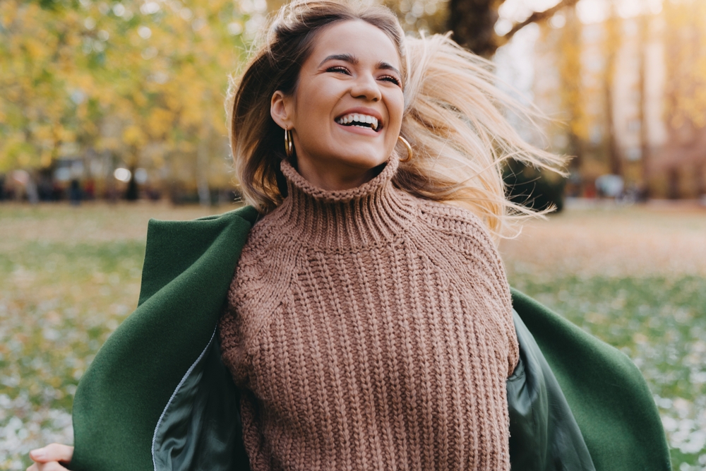 Smiling woman outdoors with bright, expressive eyes and natural elegance inspired by pop icon style aesthetics – Eyes Taylor Swift