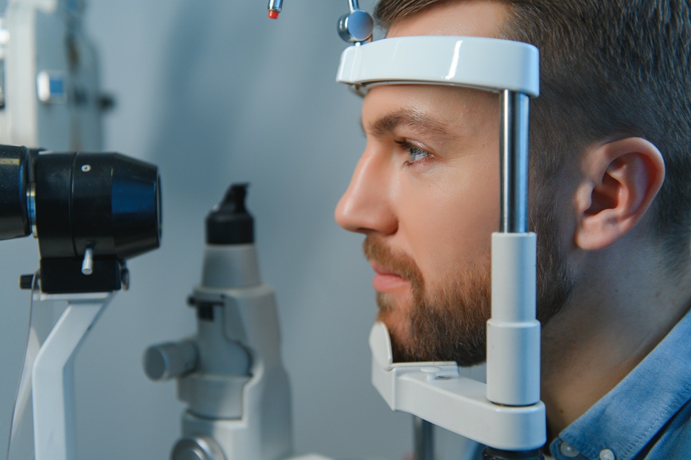 Pre-Surgical Eye Evaluation Using Slit Lamp Imaging for Lens Replacement – refractive lens exchange costa mesa Male patient undergoing comprehensive slit lamp eye examination to assess vision and eye health before refractive lens exchange surgery – refractive lens exchange costa mesa