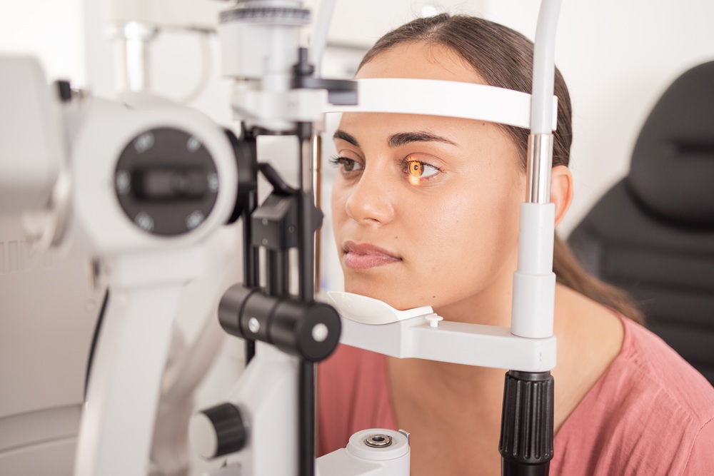 Patient Eye Evaluation Using Slit Lamp Exam Before Refractive Lens Exchange – refractive lens exchange costa mesa Patient undergoing detailed slit lamp eye examination to assess eye health prior to refractive lens exchange procedure – refractive lens exchange costa mesa