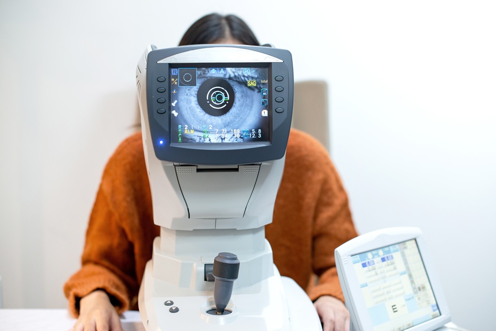Advanced Eye Imaging and Pre-Operative Testing for Refractive Lens Exchange – refractive lens exchange costa mesa Patient undergoing detailed eye imaging and measurement using advanced diagnostic equipment before refractive lens exchange treatment – refractive lens exchange costa mesa